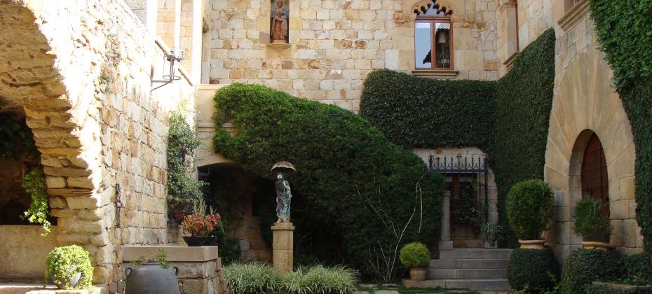Sightseeing in the medieval hilltowns of the Empordà